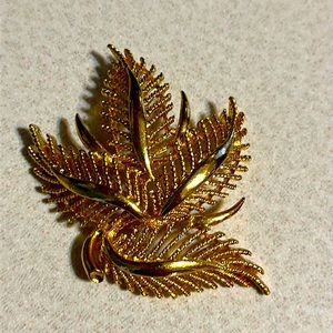 Vintage Lisner gold tone brushed and polished leaf shaped broach (601)